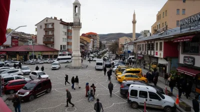 Bayburt'ta Ramazan Bayramı öncesi yoğun alışveriş trafiği yaşanıyor. Vatandaşlar marketlere,