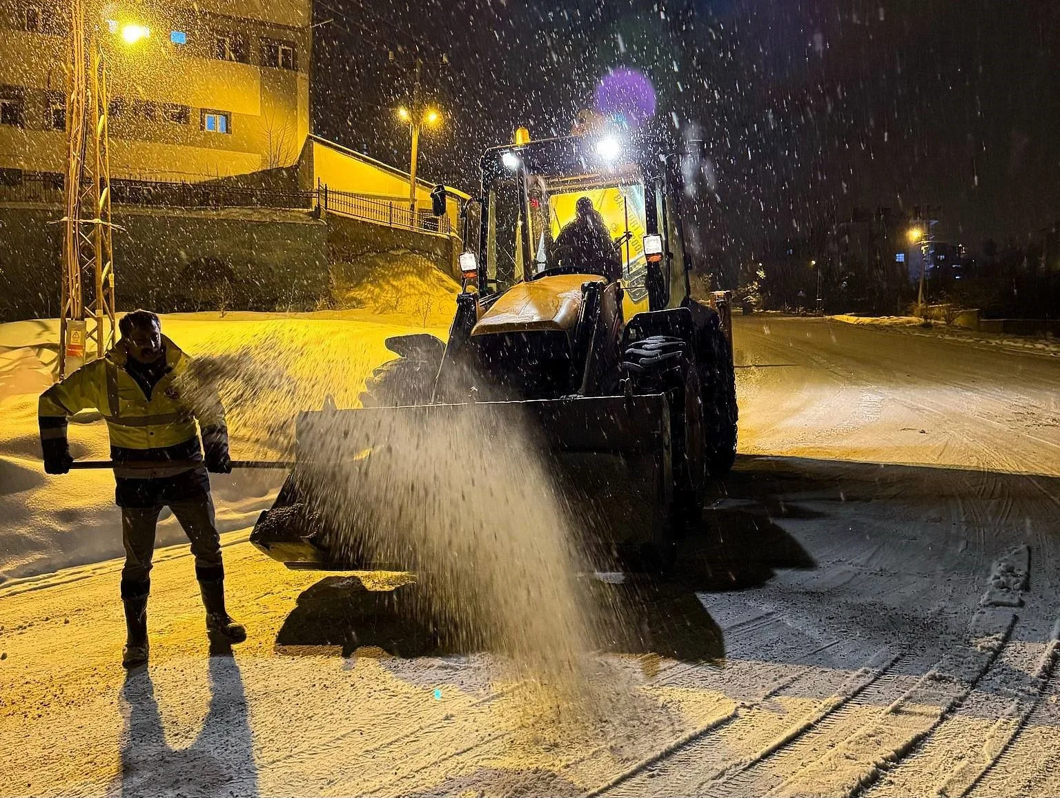 Bayburt'ta kar yağışı etkili olurken gece saatlerinde Aydıntepe ilçesinde hava