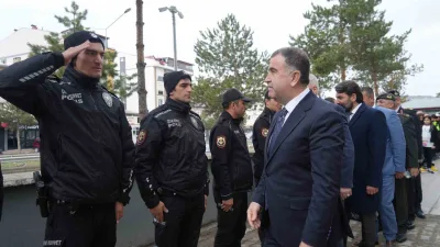 Bayburt'ta geleneksel bayramlaşma programı, yoğun katılımla gerçekleşti. İl protokolü, Kaleardı