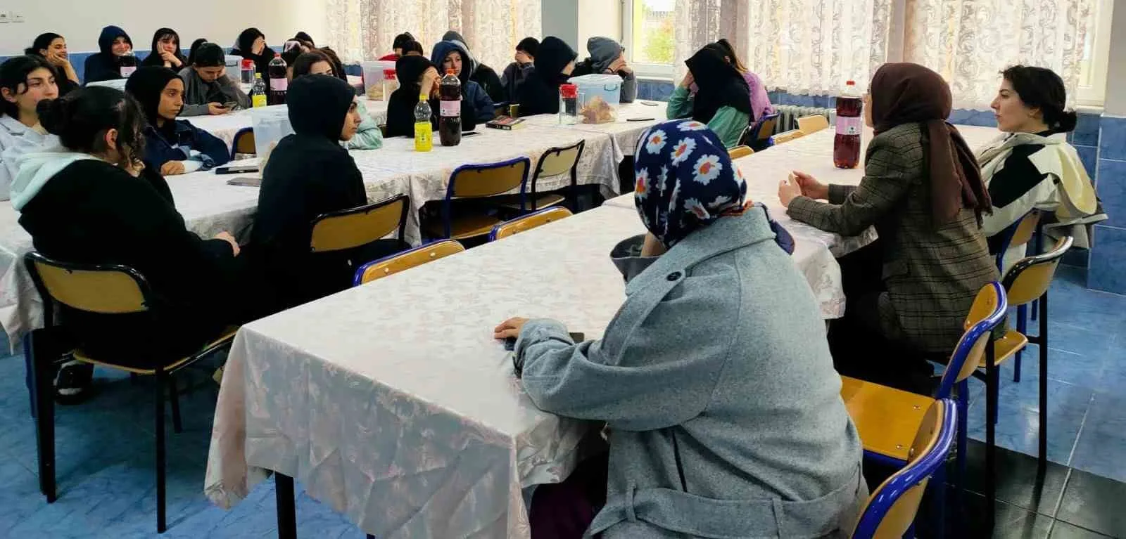 Bayburt'ta Kız Anadolu Lisesinde gerçekleştirilen söyleşide öğrencilere kadın hakları ve