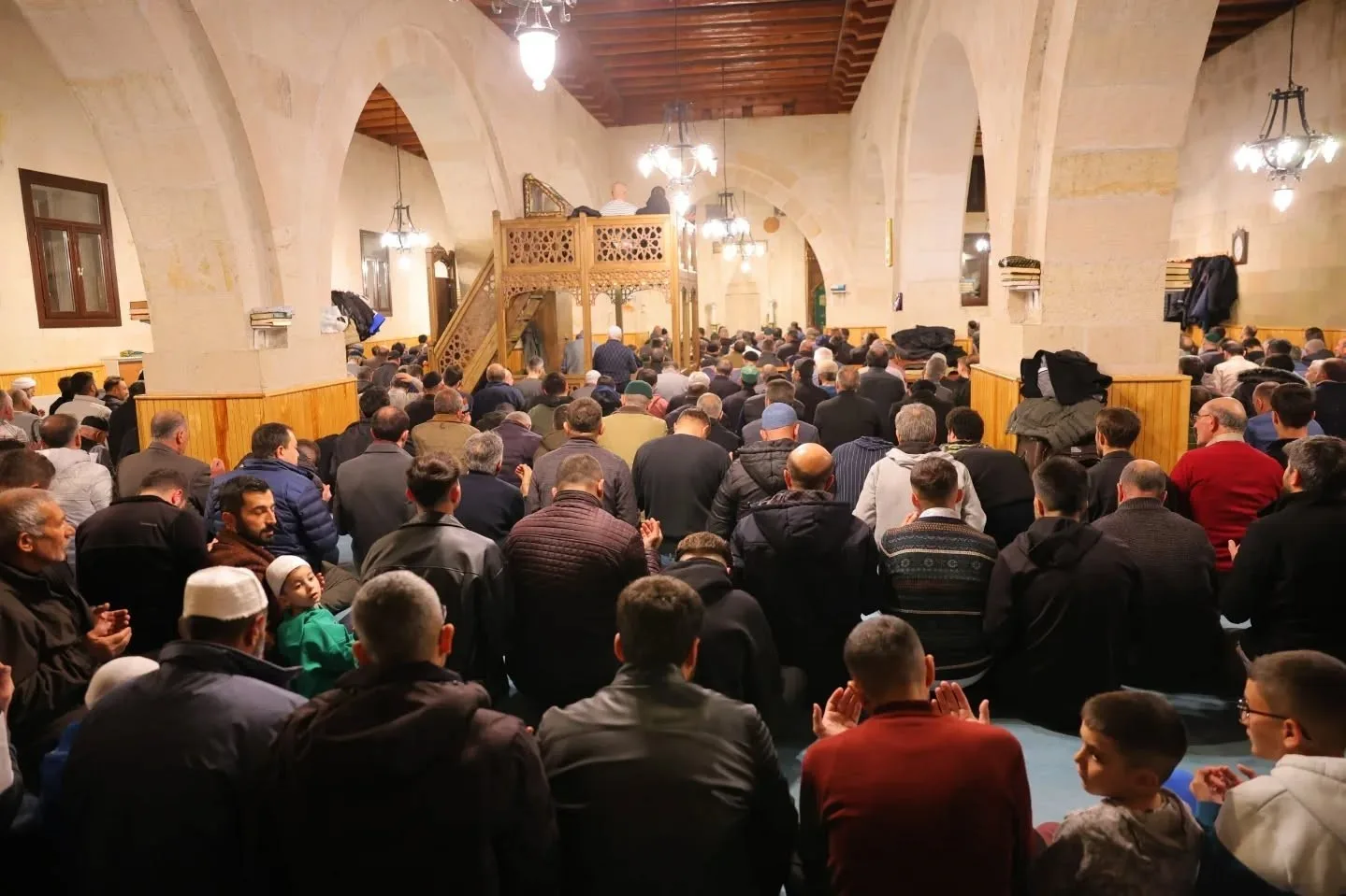 Bayburt'ta Kadir Gecesi, camilerde coşkuyla kutlandı. Tarihi Ulu Camii'de gerçekleşen