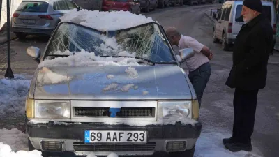 Bayburt'ta park halindeki Tofaş marka bir aracın üzerine çatıdan kar