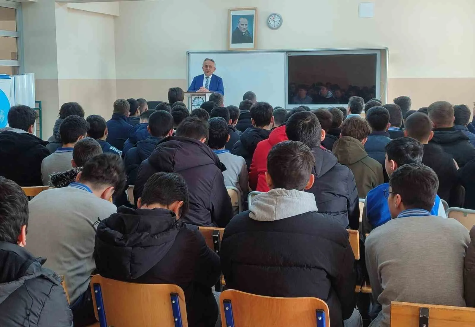 Bayburt İl Müftülüğü, lise öğrencilerine yönelik düzenlediği söyleşi programında öğrencilerle