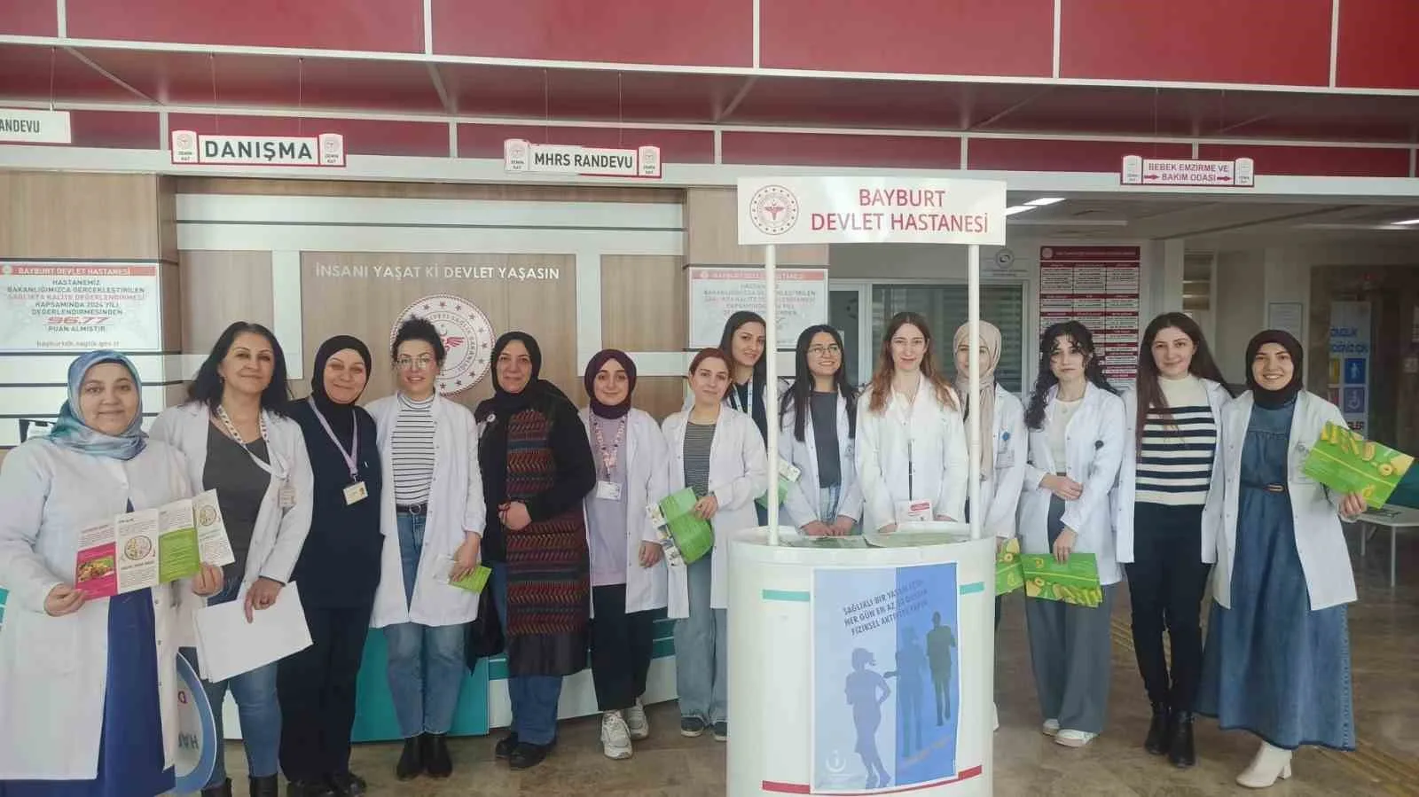 Bayburt Devlet Hastanesi'nde obeziteye karşı farkındalık oluşturmak amacıyla stant açıldı.