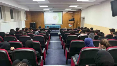 Bayburt'ta düzenlenen konferansta, lise öğrencilerine sağlıklı beslenmenin önemi anlatıldı. Konferansta,