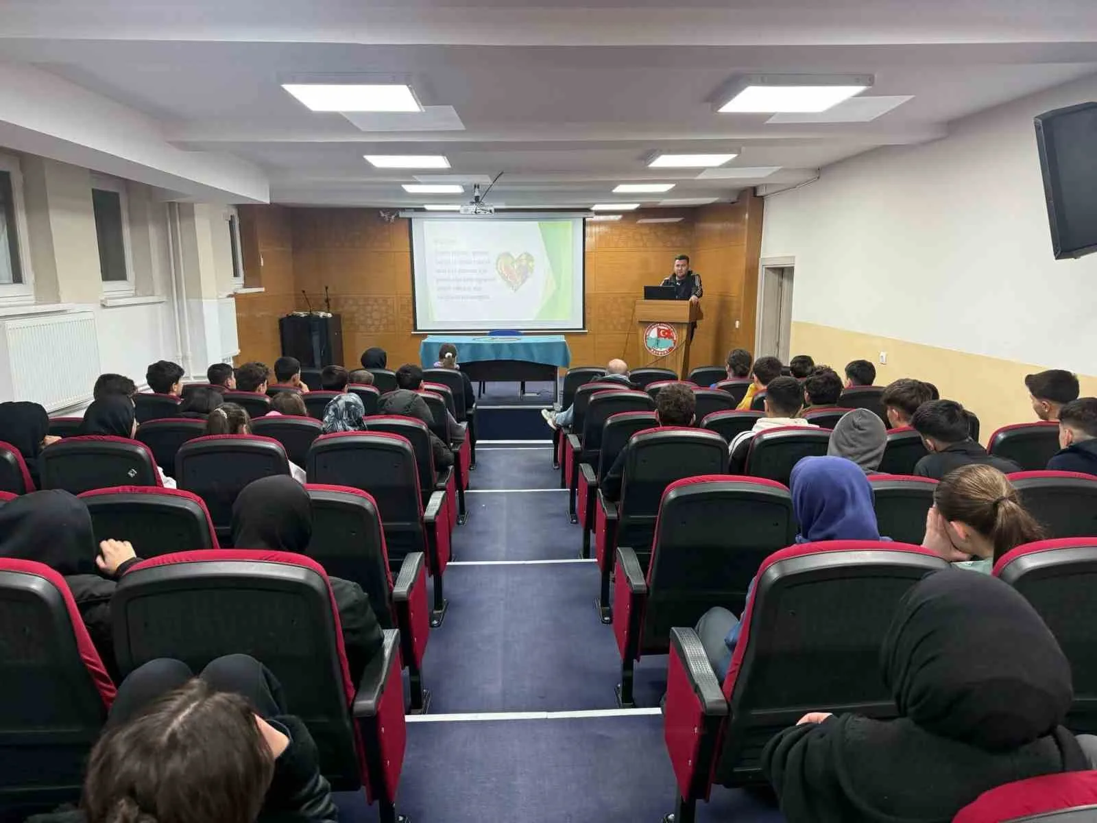 Bayburt'ta düzenlenen konferansta, lise öğrencilerine sağlıklı beslenmenin önemi anlatıldı. Konferansta,