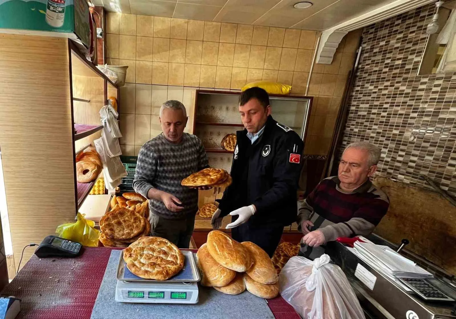 Bayburt’ta Ramazan ayında fırın denetimlerini gerçekleştiren Zabıta Müdürlüğü ekipleri, gramaj