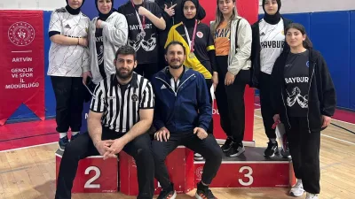 Artvin'de düzenlenen Bilek Güreşi İl Müsabakaları'nda başarılı olan sporcular Türkiye