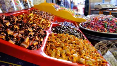 Erzincan'da Ramazan Bayramı yaklaşırken şeker ve çikolata tezgahlardaki yerini aldı.