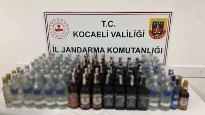 Kocaeli’de jandarma operasyonunda 103 şişe sahte alkol, 3 bin 110