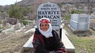 Erzurum'un Oltu ilçesinde Ramazan Bayramı'nın ilk günü Cankurtaran Mezarlığı tıklım