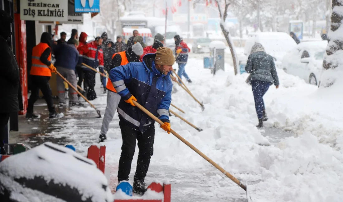 Erzincan'da etkili olan yoğun kar yağışıyla birlikte belediye ekipleri kardan