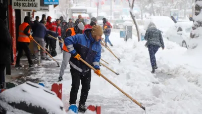 Erzincan'da etkili olan yoğun kar yağışıyla birlikte belediye ekipleri kardan