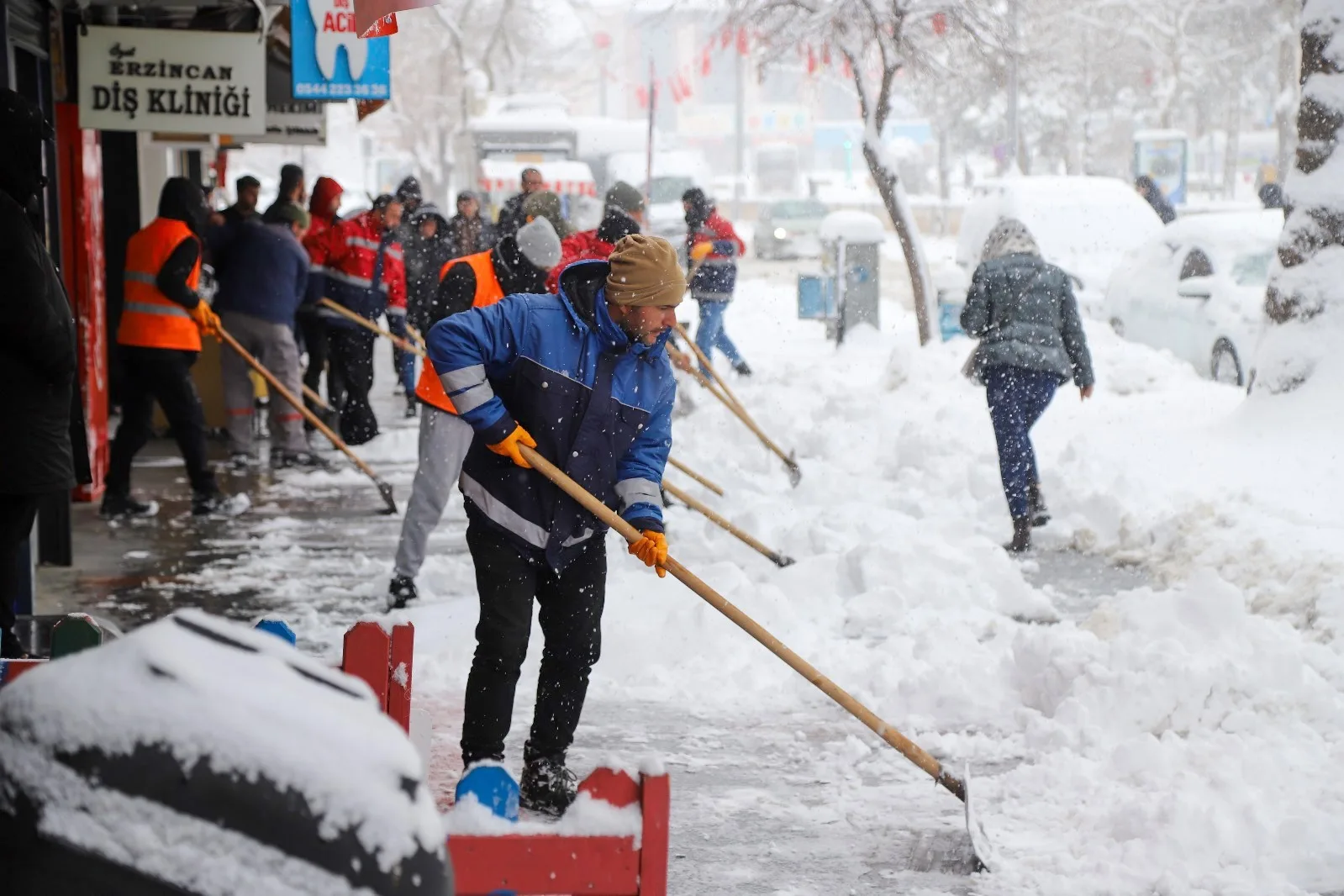 Erzincan'da etkili olan yoğun kar yağışıyla birlikte belediye ekipleri kardan