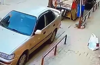 İzmit'te park halindeki kağıt toplama aracından hırsızlık olayı yaşandı. Kadın,