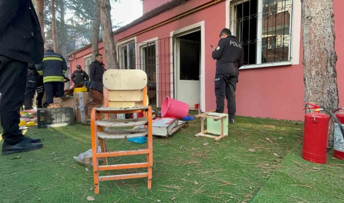 Bolu'da Şerife Bacı Anaokulu'nun oyuncak deposunda çıkan yangın, itfaiye tarafından