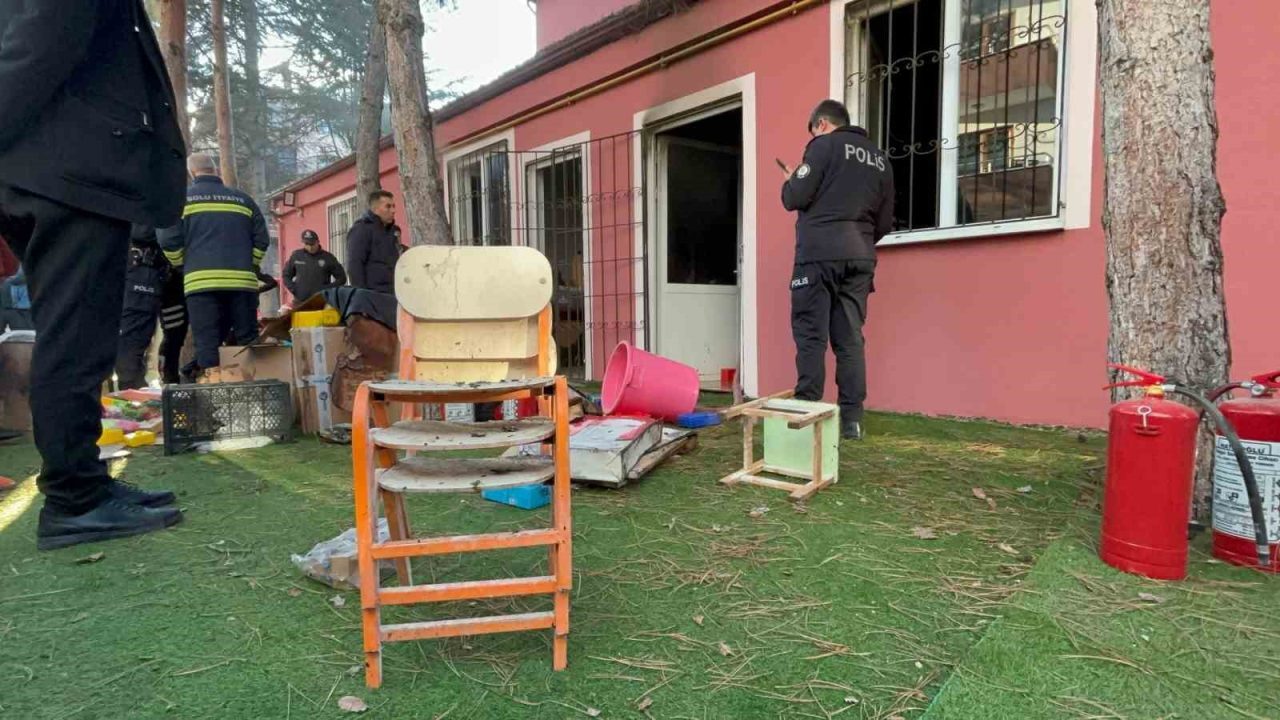 Bolu'da Şerife Bacı Anaokulu'nun oyuncak deposunda çıkan yangın, itfaiye tarafından