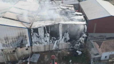 Gebze'de boya imalathanesinde başlayan yangın, kısa sürede sunta imalathanesine sıçradı.