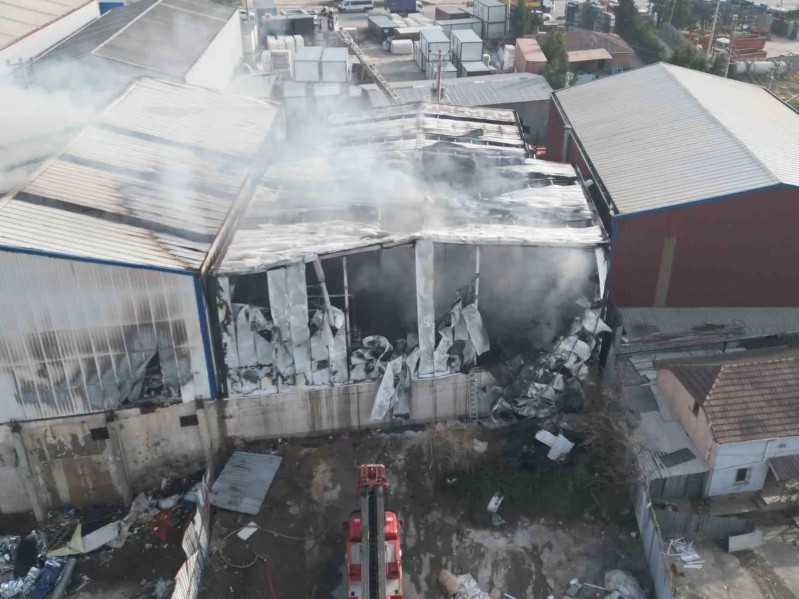 Gebze'de boya imalathanesinde başlayan yangın, kısa sürede sunta imalathanesine sıçradı.