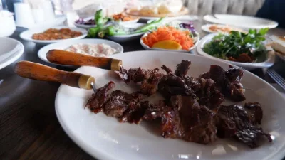 Erzurum'un meşhur lezzeti cağ kebap, Ramazan ayında iftar sofralarının vazgeçilmezi