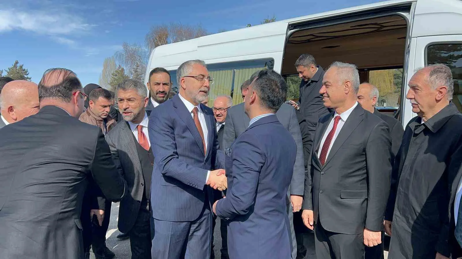 Çalışma ve Sosyal Güvenlik Bakanı Prof. Dr. Vedat Işıkhan, kadın