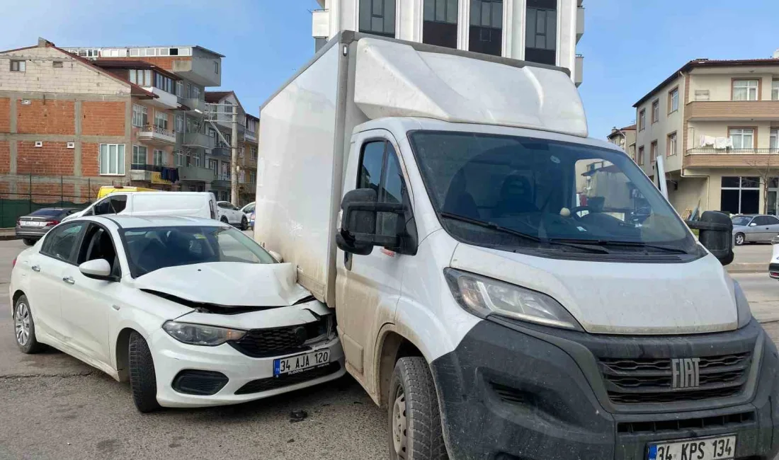 İzmit'te kamyonetle otomobilin çarpışması sonucu otomobil sürücüsü yaralandı. Kazada araçlarda