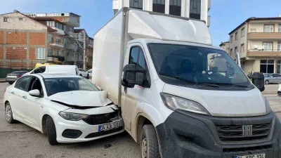 İzmit'te kamyonetle otomobilin çarpışması sonucu otomobil sürücüsü yaralandı. Kazada araçlarda