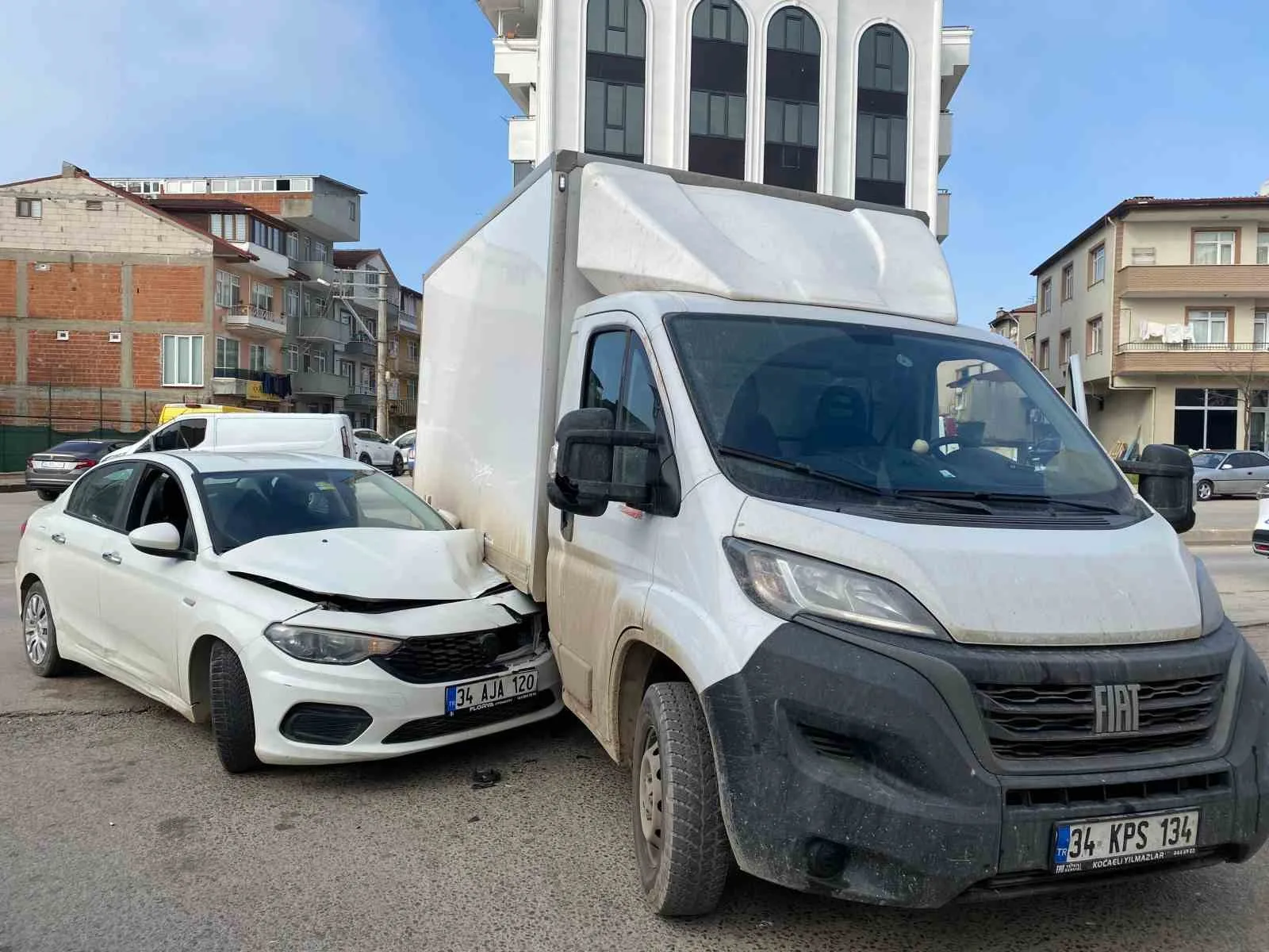 İzmit'te kamyonetle otomobilin çarpışması sonucu otomobil sürücüsü yaralandı. Kazada araçlarda