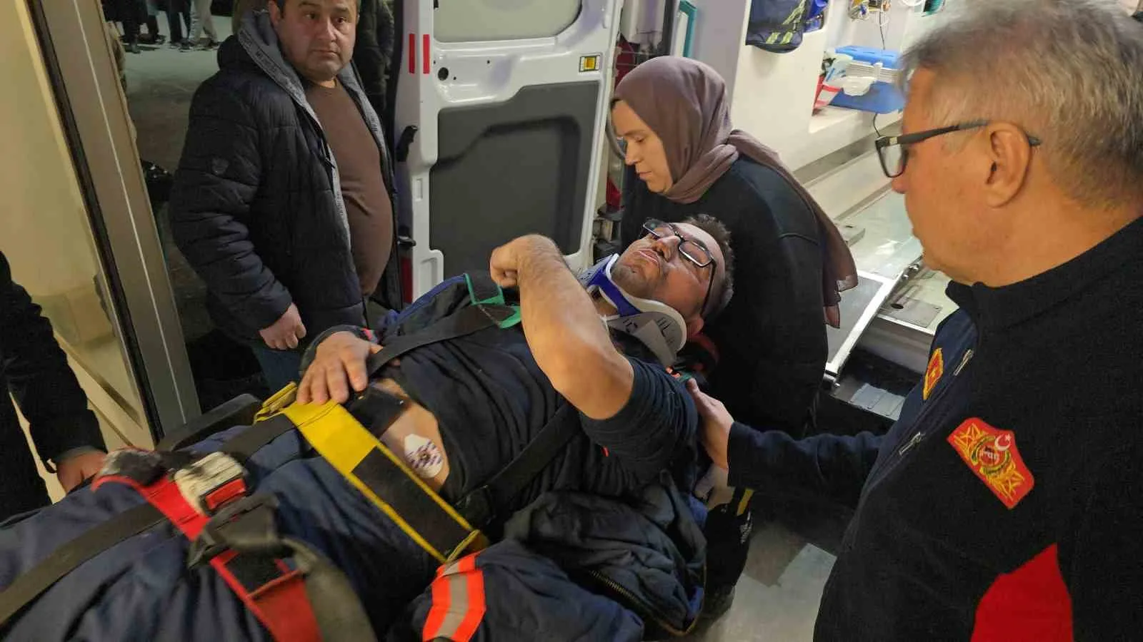 Ereğli'de çıkan çatı katı yangınında itfaiye eri yaralandı. Güner'in omzundan