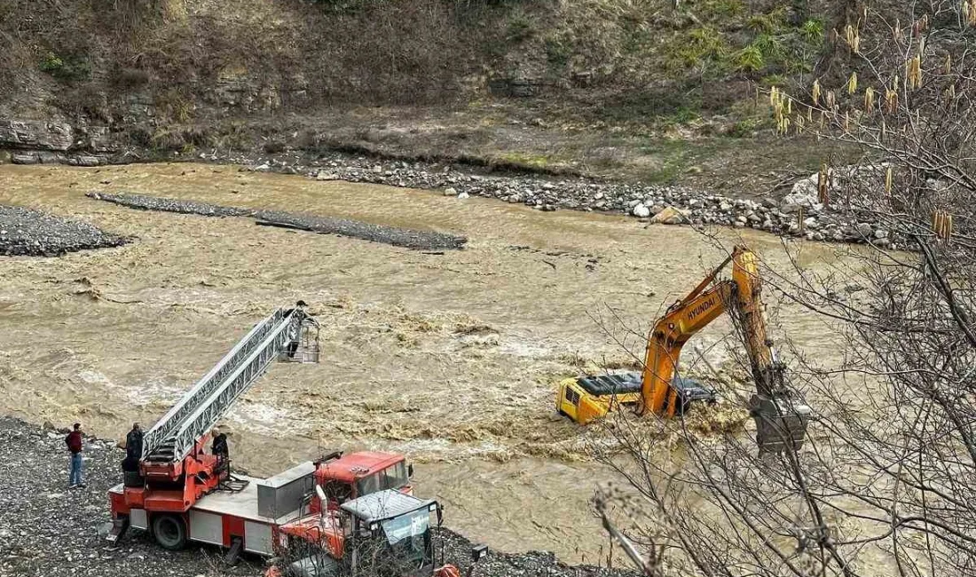 Bozkurt ilçesinde çayın taşması sonucu mahsur kalan iş makinesi operatörü,