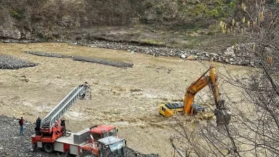 Bozkurt ilçesinde çayın taşması sonucu mahsur kalan iş makinesi operatörü,