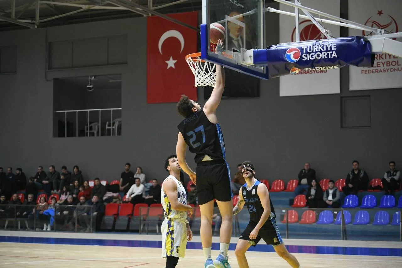 Çayırova Belediyesi, deplasmanda Kapaklıspor'u 73-87 mağlup ederek üst üste üçüncü