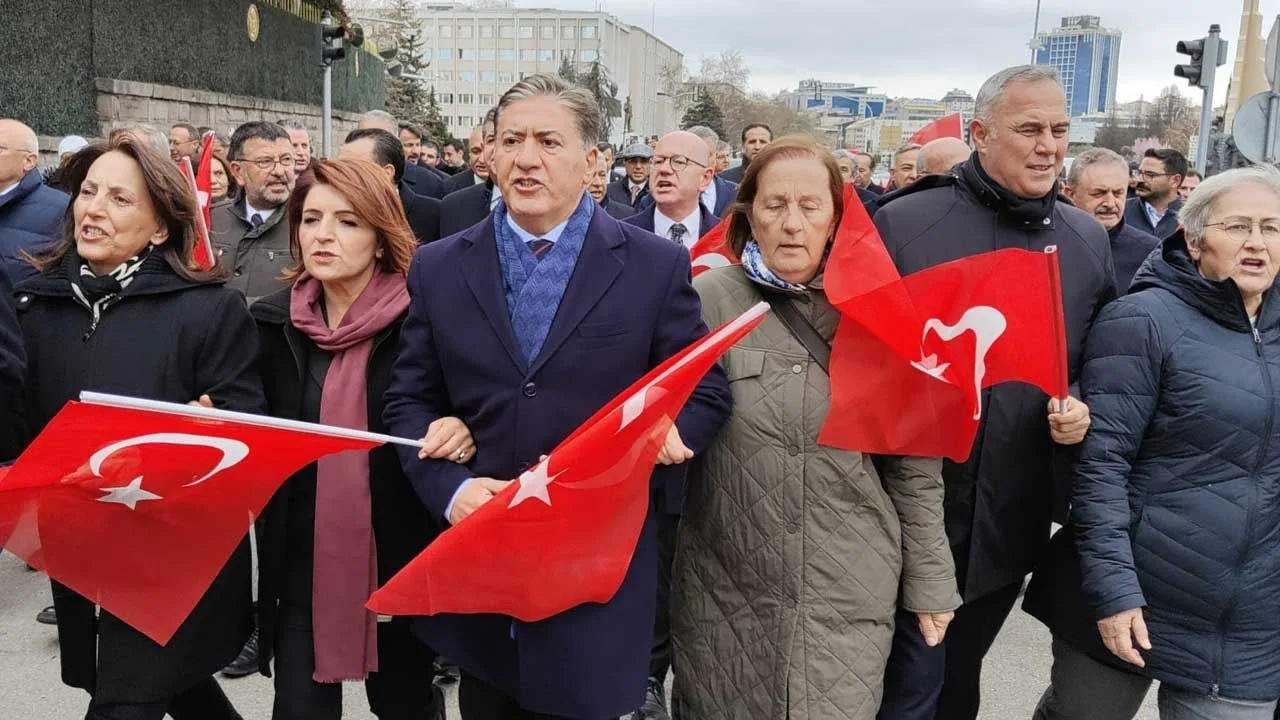 CHP Milletvekilleri, İstanbul Büyükşehir Belediye Başkanı Ekrem İmamoğlu'nun yürütülen soruşturma