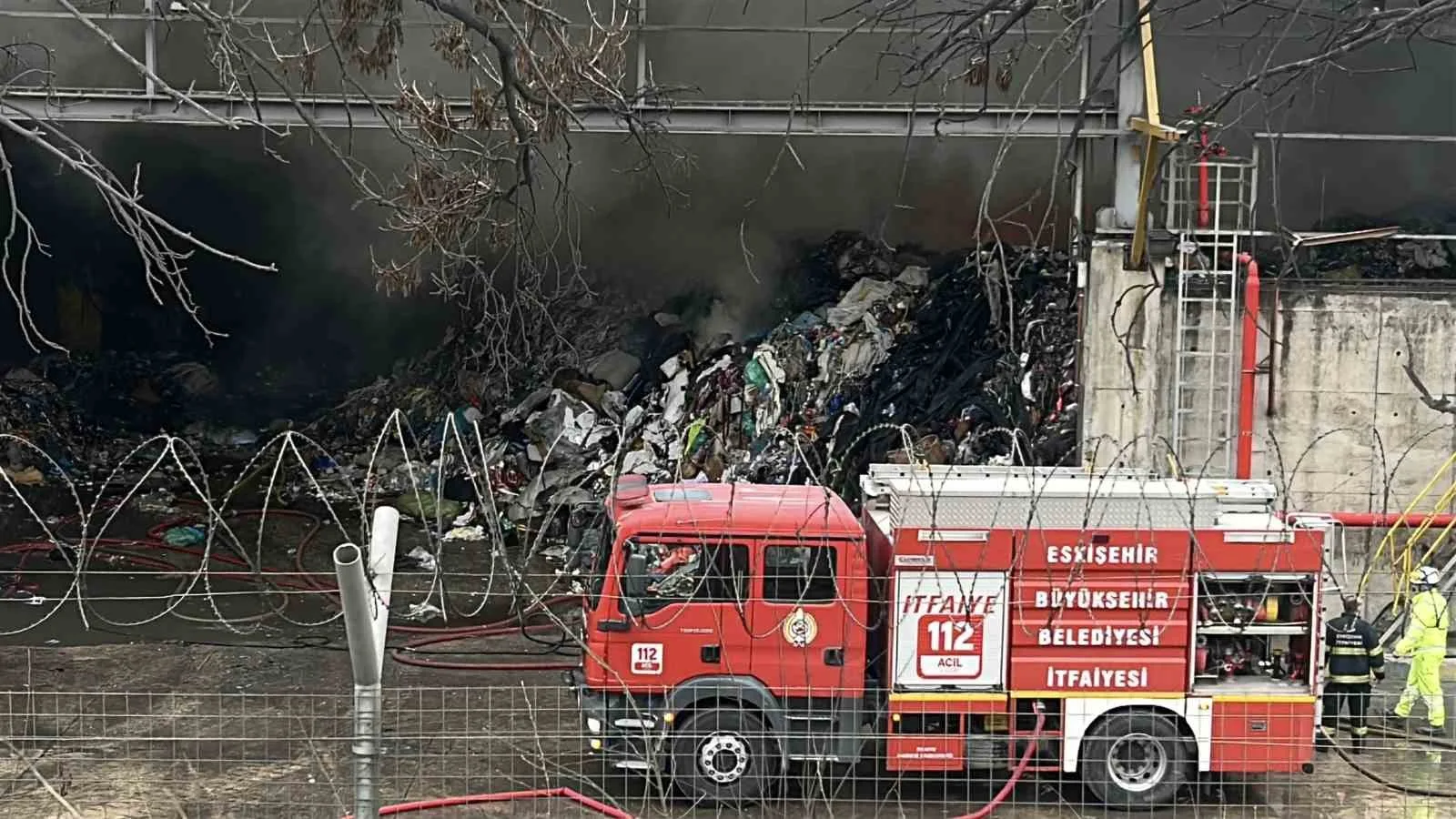 Eskişehir'deki Çimsa Çimento fabrikasının deposunda çıkan yangın kontrol altına alındı.