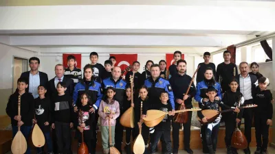 Erzincan'da açılan müzik kursunda, "Biz Büyük Bir Aileyiz" projesi kapsamında