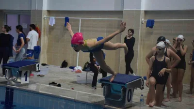 Dr. Mehmet Muharrem Kasapoğlu Olimpik Yüzme Havuzunda düzenlenen yüzme müsabakaları,