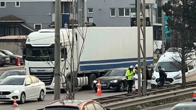 İzmit'te yaşanan trafik kazasında 16 yaşındaki motosiklet sürücüsü hayatını kaybetti.