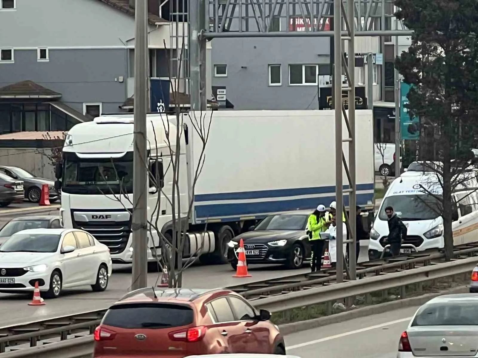 İzmit'te yaşanan trafik kazasında 16 yaşındaki motosiklet sürücüsü hayatını kaybetti.