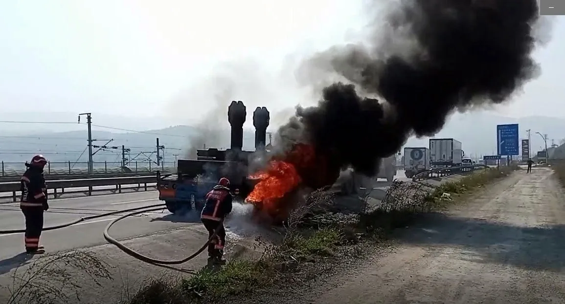 Sakarya'nın Pamukova ilçesindeki D-650 kara yolunda iş makinesi taşıyan tır