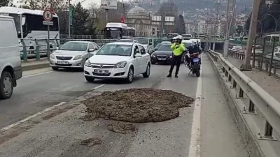 Kamyondan dökülen çamur, Kocaeli D100 Karayolu'nda trafik aksamasına neden oldu.