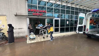 Kocaeli Dilovası'nda bir işçi, tırdan malzeme indirirken düşerek yaralandı. Yaralı
