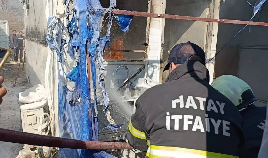 Hatay'ın Kırıkhan ilçesinde depremzede ailenin yaşadığı konteyner, yangın sonucu kullanılamaz