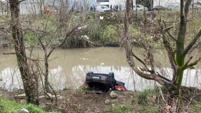 Kocaeli'nin İzmit ilçesinde 10 metreden derin dereye uçan aracın sürücüsü