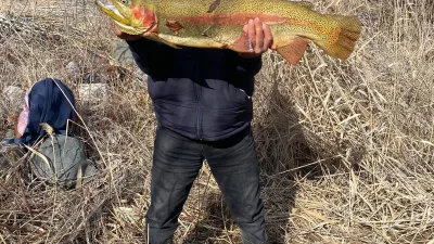 Erzurum'un Oltu ilçesindeki Ayvalı Barajı'nda 7 kiloluk somon yakalayan balıkçı