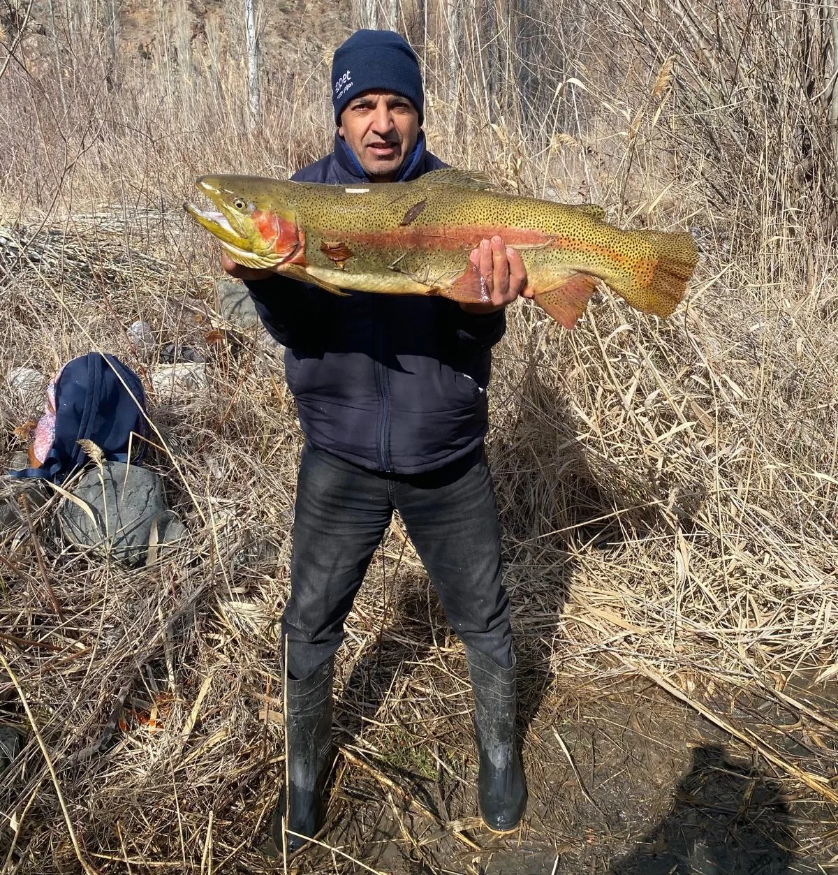 Erzurum'un Oltu ilçesindeki Ayvalı Barajı'nda 7 kiloluk somon yakalayan balıkçı