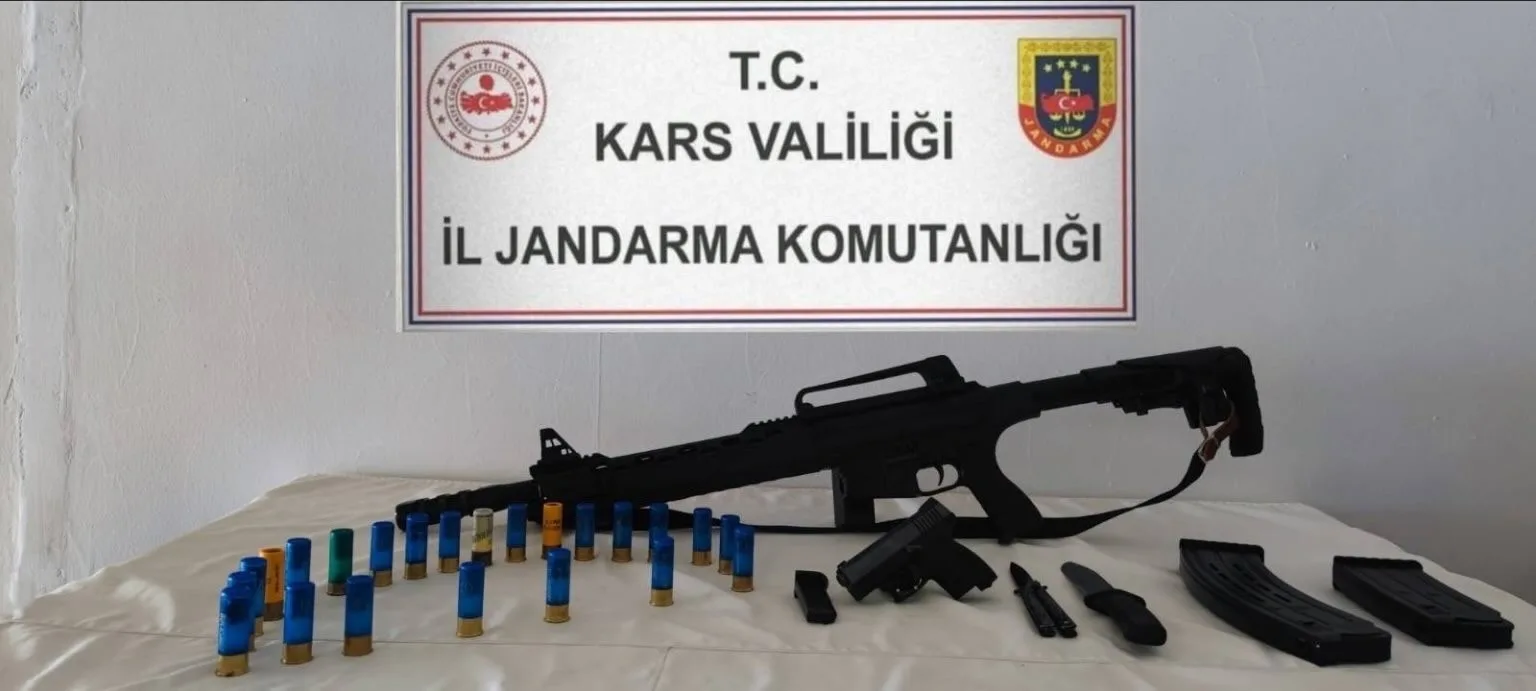 Digor'da silahla sosyal medyada paylaşım yapan şahıs, jandarma tarafından yakalandı.