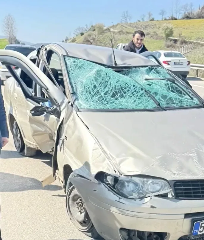 Sinop'ta direksiyon başında rahatsızlanan sürücü, bariyerlere çarparak kaza yaptı. Olay,