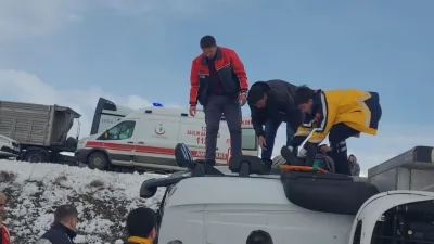 Erzurum'da kamyonun devrilmesine neden olan trafik kazasında sürücü U.B. yaralandı.