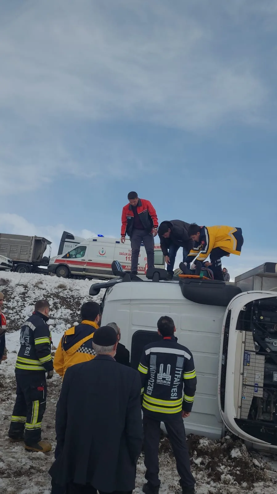 Erzurum'da kamyonun devrilmesine neden olan trafik kazasında sürücü U.B. yaralandı.