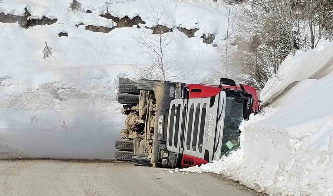 Kastamonu'da doğal gaz taşıyan tır virajı alamayarak devrildi. Kazada sürücü